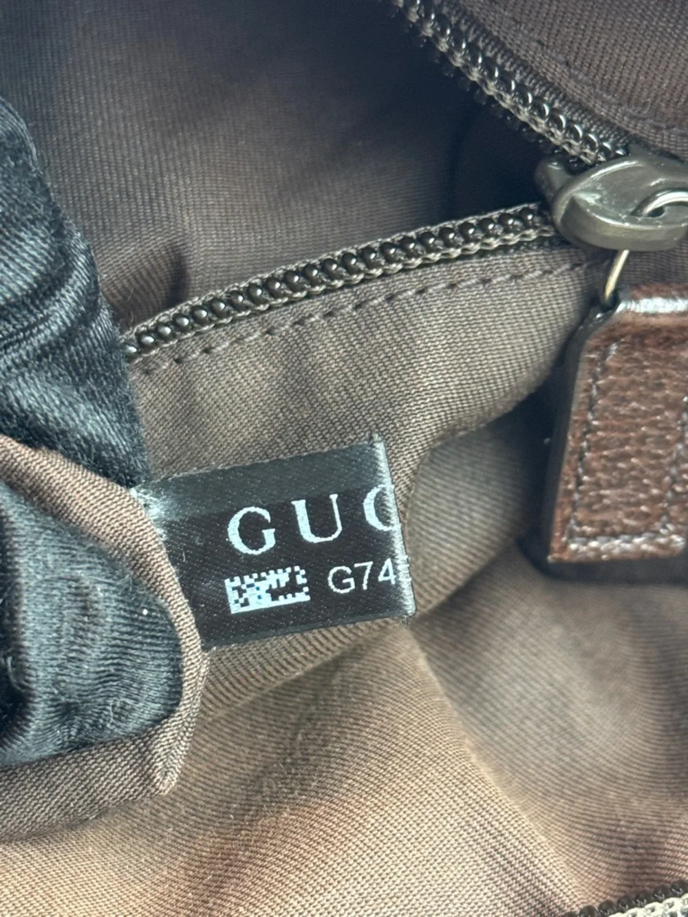 Gucci Beige Monogram Crossbody Bag with Green-Red Strap - Picture 15 of 15
